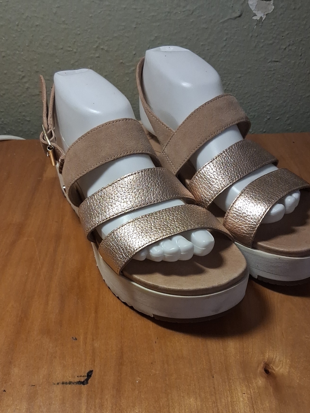 UGG Women’s Metallic Rose Gold Platform Sandals Size 9